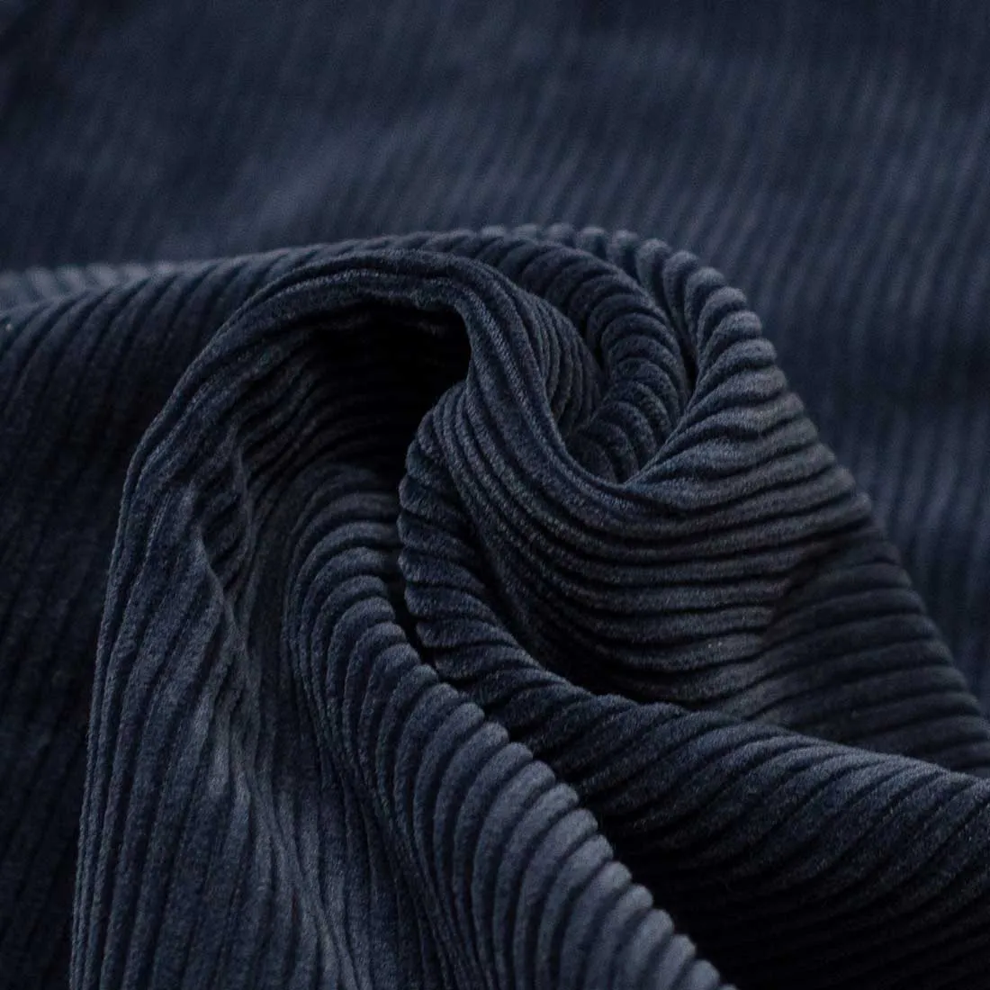 One tuck trousers in indigo-dyed cotton corduroy